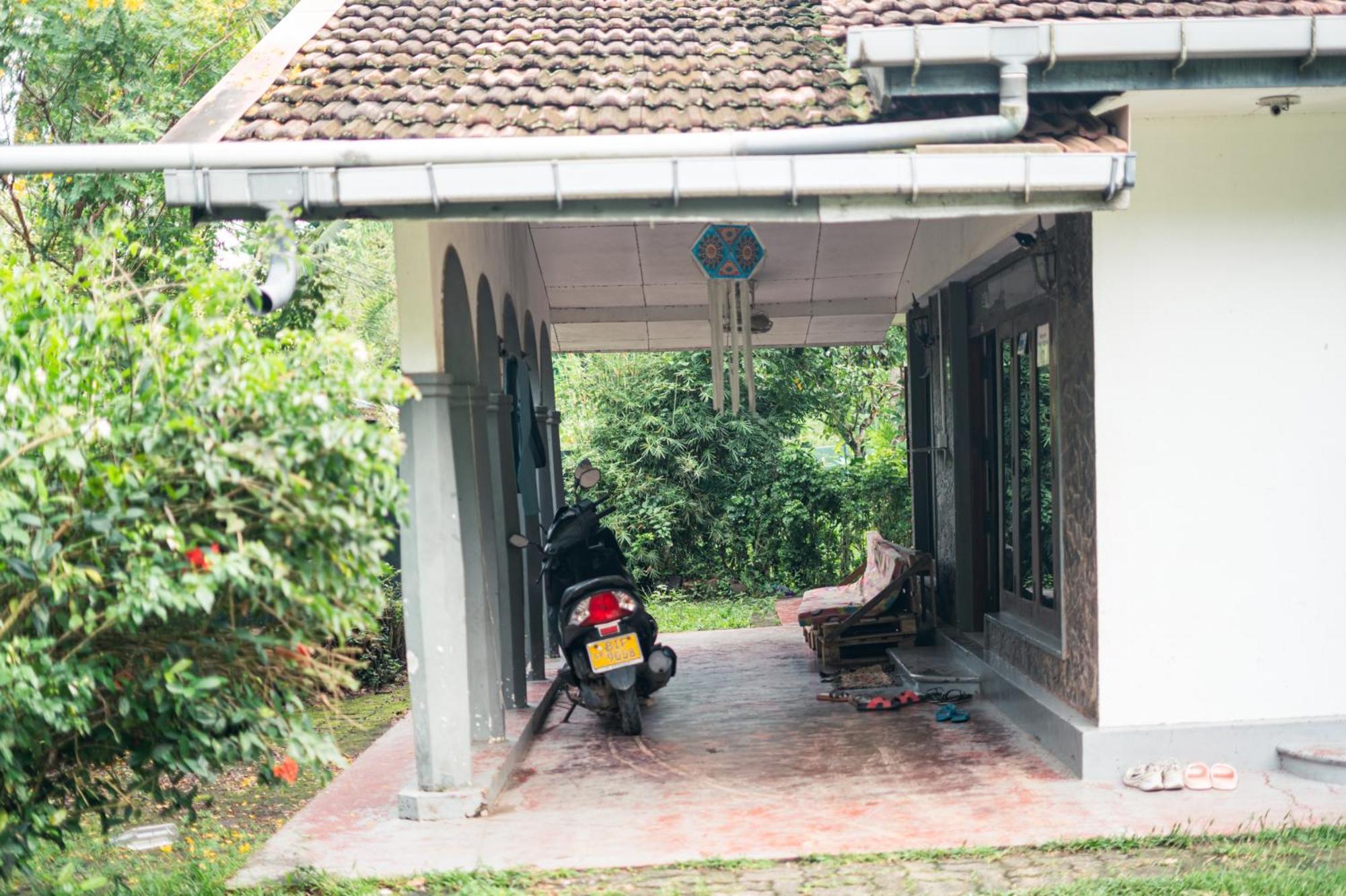 Hostel Singha Lounge Unawatuna Exteriör bild